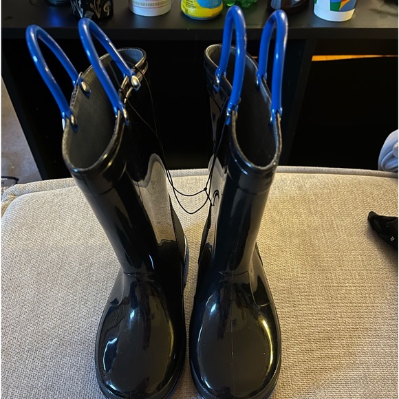 NWT Kids rain boots - Picture 2 of 4